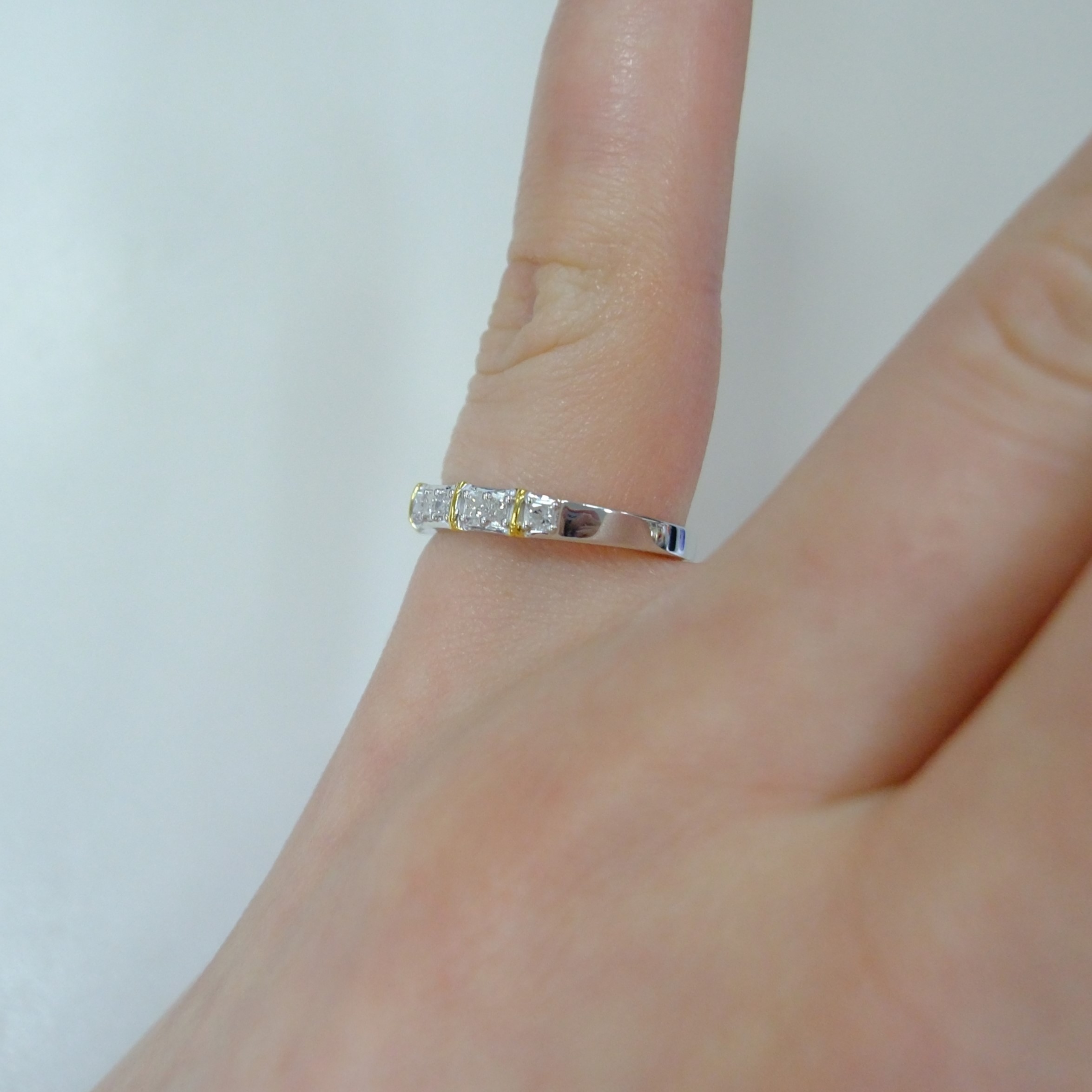 Серебряное кольцо с бриллиантами